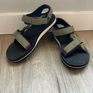 Teva Women Universal Trail NWOB